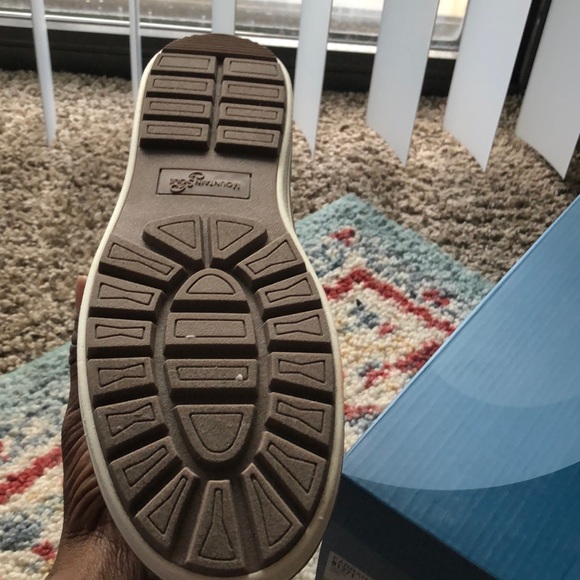 Mountain sole taupe boots size 9.  Fur lined new - Picture 5 of 6